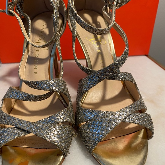 Gold Texture “Helice” Heel by Ivanka Trump - Size 6 - Picture 4 of 8